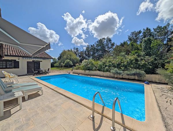 Maison en pierre de caractère avec deux chambres, piscine et maison d'amis