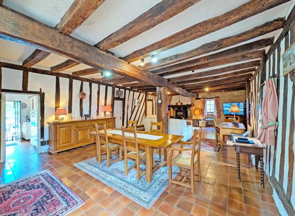 Maison en pierre de caractère avec deux chambres, piscine et maison d'amis