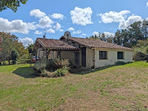 Maison en pierre de caractère avec deux chambres, piscine et maison d'amis