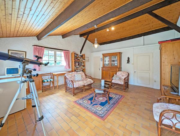 Maison en pierre de caractère avec deux chambres, piscine et maison d'amis