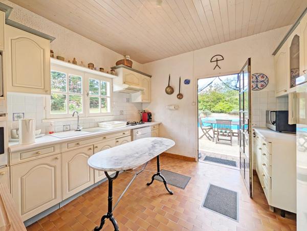 Maison en pierre de caractère avec deux chambres, piscine et maison d'amis