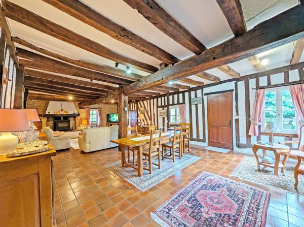 Maison en pierre de caractère avec deux chambres, piscine et maison d'amis