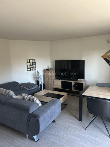Vous recherchez un appartement alliant confort, fonctionnalité et proximité des transports et commerces, Ne cherchez plus.
À seulement 15 minutes à pied du RER d’Arpajon, découvrez ce beau 2 pièces de 48 m², situé au 1er étage d’une résidence calme.
Dès l’entrée, vous apprécierez les rangements grâce au placard intégré. Le séjour lumineux, ouvert sur un balcon, offre un espace de vie convivial, prolongé par une cuisine ouverte, moderne et entièrement équipée, idéale pour partager de bons moments.

L’espace nuit se compose d’une chambre confortable avec placard, d’une salle de bains et de WC séparés, pour un agencement pratique au quotidien.

Avec son DPE classé C, cet appartement vous garantit un bon niveau de performance énergétique, synonyme de confort et de maîtrise des consommations.

Le véritable atout ? Un box fermé en sous-sol, un bien rare et particulièrement recherché, qui complète parfaitement cet appartement.

Que vous soyez primo-accédant, investisseur ou à la recherche d’un cadre de vie agréable aux portes de Paris, ce bien a tout pour vous séduire. Une visite suffira pour vous convaincre !

Une belle opportunité à ne pas manquer !