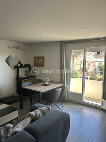 Vous recherchez un appartement alliant confort, fonctionnalité et proximité des transports et commerces, Ne cherchez plus.
À seulement 15 minutes à pied du RER d’Arpajon, découvrez ce beau 2 pièces de 48 m², situé au 1er étage d’une résidence calme.
Dès l’entrée, vous apprécierez les rangements grâce au placard intégré. Le séjour lumineux, ouvert sur un balcon, offre un espace de vie convivial, prolongé par une cuisine ouverte, moderne et entièrement équipée, idéale pour partager de bons moments.

L’espace nuit se compose d’une chambre confortable avec placard, d’une salle de bains et de WC séparés, pour un agencement pratique au quotidien.

Avec son DPE classé C, cet appartement vous garantit un bon niveau de performance énergétique, synonyme de confort et de maîtrise des consommations.

Le véritable atout ? Un box fermé en sous-sol, un bien rare et particulièrement recherché, qui complète parfaitement cet appartement.

Que vous soyez primo-accédant, investisseur ou à la recherche d’un cadre de vie agréable aux portes de Paris, ce bien a tout pour vous séduire. Une visite suffira pour vous convaincre !

Une belle opportunité à ne pas manquer !