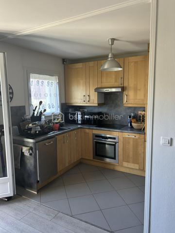 Vous recherchez un appartement alliant confort, fonctionnalité et proximité des transports et commerces, Ne cherchez plus.
À seulement 15 minutes à pied du RER d’Arpajon, découvrez ce beau 2 pièces de 48 m², situé au 1er étage d’une résidence calme.
Dès l’entrée, vous apprécierez les rangements grâce au placard intégré. Le séjour lumineux, ouvert sur un balcon, offre un espace de vie convivial, prolongé par une cuisine ouverte, moderne et entièrement équipée, idéale pour partager de bons moments.

L’espace nuit se compose d’une chambre confortable avec placard, d’une salle de bains et de WC séparés, pour un agencement pratique au quotidien.

Avec son DPE classé C, cet appartement vous garantit un bon niveau de performance énergétique, synonyme de confort et de maîtrise des consommations.

Le véritable atout ? Un box fermé en sous-sol, un bien rare et particulièrement recherché, qui complète parfaitement cet appartement.

Que vous soyez primo-accédant, investisseur ou à la recherche d’un cadre de vie agréable aux portes de Paris, ce bien a tout pour vous séduire. Une visite suffira pour vous convaincre !

Une belle opportunité à ne pas manquer !