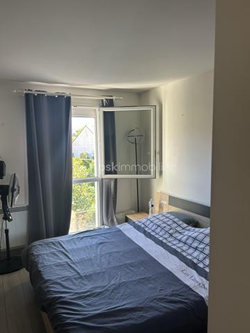 Vous recherchez un appartement alliant confort, fonctionnalité et proximité des transports et commerces, Ne cherchez plus.
À seulement 15 minutes à pied du RER d’Arpajon, découvrez ce beau 2 pièces de 48 m², situé au 1er étage d’une résidence calme.
Dès l’entrée, vous apprécierez les rangements grâce au placard intégré. Le séjour lumineux, ouvert sur un balcon, offre un espace de vie convivial, prolongé par une cuisine ouverte, moderne et entièrement équipée, idéale pour partager de bons moments.

L’espace nuit se compose d’une chambre confortable avec placard, d’une salle de bains et de WC séparés, pour un agencement pratique au quotidien.

Avec son DPE classé C, cet appartement vous garantit un bon niveau de performance énergétique, synonyme de confort et de maîtrise des consommations.

Le véritable atout ? Un box fermé en sous-sol, un bien rare et particulièrement recherché, qui complète parfaitement cet appartement.

Que vous soyez primo-accédant, investisseur ou à la recherche d’un cadre de vie agréable aux portes de Paris, ce bien a tout pour vous séduire. Une visite suffira pour vous convaincre !

Une belle opportunité à ne pas manquer !