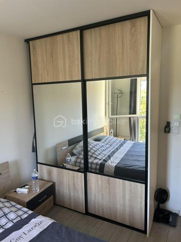 Vous recherchez un appartement alliant confort, fonctionnalité et proximité des transports et commerces, Ne cherchez plus.
À seulement 15 minutes à pied du RER d’Arpajon, découvrez ce beau 2 pièces de 48 m², situé au 1er étage d’une résidence calme.
Dès l’entrée, vous apprécierez les rangements grâce au placard intégré. Le séjour lumineux, ouvert sur un balcon, offre un espace de vie convivial, prolongé par une cuisine ouverte, moderne et entièrement équipée, idéale pour partager de bons moments.

L’espace nuit se compose d’une chambre confortable avec placard, d’une salle de bains et de WC séparés, pour un agencement pratique au quotidien.

Avec son DPE classé C, cet appartement vous garantit un bon niveau de performance énergétique, synonyme de confort et de maîtrise des consommations.

Le véritable atout ? Un box fermé en sous-sol, un bien rare et particulièrement recherché, qui complète parfaitement cet appartement.

Que vous soyez primo-accédant, investisseur ou à la recherche d’un cadre de vie agréable aux portes de Paris, ce bien a tout pour vous séduire. Une visite suffira pour vous convaincre !

Une belle opportunité à ne pas manquer !