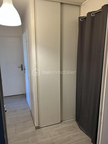 Vous recherchez un appartement alliant confort, fonctionnalité et proximité des transports et commerces, Ne cherchez plus.
À seulement 15 minutes à pied du RER d’Arpajon, découvrez ce beau 2 pièces de 48 m², situé au 1er étage d’une résidence calme.
Dès l’entrée, vous apprécierez les rangements grâce au placard intégré. Le séjour lumineux, ouvert sur un balcon, offre un espace de vie convivial, prolongé par une cuisine ouverte, moderne et entièrement équipée, idéale pour partager de bons moments.

L’espace nuit se compose d’une chambre confortable avec placard, d’une salle de bains et de WC séparés, pour un agencement pratique au quotidien.

Avec son DPE classé C, cet appartement vous garantit un bon niveau de performance énergétique, synonyme de confort et de maîtrise des consommations.

Le véritable atout ? Un box fermé en sous-sol, un bien rare et particulièrement recherché, qui complète parfaitement cet appartement.

Que vous soyez primo-accédant, investisseur ou à la recherche d’un cadre de vie agréable aux portes de Paris, ce bien a tout pour vous séduire. Une visite suffira pour vous convaincre !

Une belle opportunité à ne pas manquer !
