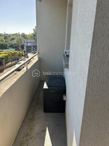 Vous recherchez un appartement alliant confort, fonctionnalité et proximité des transports et commerces, Ne cherchez plus.
À seulement 15 minutes à pied du RER d’Arpajon, découvrez ce beau 2 pièces de 48 m², situé au 1er étage d’une résidence calme.
Dès l’entrée, vous apprécierez les rangements grâce au placard intégré. Le séjour lumineux, ouvert sur un balcon, offre un espace de vie convivial, prolongé par une cuisine ouverte, moderne et entièrement équipée, idéale pour partager de bons moments.

L’espace nuit se compose d’une chambre confortable avec placard, d’une salle de bains et de WC séparés, pour un agencement pratique au quotidien.

Avec son DPE classé C, cet appartement vous garantit un bon niveau de performance énergétique, synonyme de confort et de maîtrise des consommations.

Le véritable atout ? Un box fermé en sous-sol, un bien rare et particulièrement recherché, qui complète parfaitement cet appartement.

Que vous soyez primo-accédant, investisseur ou à la recherche d’un cadre de vie agréable aux portes de Paris, ce bien a tout pour vous séduire. Une visite suffira pour vous convaincre !

Une belle opportunité à ne pas manquer !