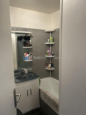 Vous recherchez un appartement alliant confort, fonctionnalité et proximité des transports et commerces, 
À seulement 15 minutes à pied du RER d’Arpajon, découvrez ce beau 2 pièces de 48 m², situé au 1er étage d’une résidence calme.
Dès l’entrée, vous apprécierez les rangements grâce au placard intégré. Le séjour lumineux, ouvert sur un balcon, offre un espace de vie convivial, prolongé par une cuisine ouverte, moderne et équipée, idéale pour partager de bons moments.

L’espace nuit se compose d’une chambre confortable avec placard, d’une salle de bains et de WC séparés, pour un agencement pratique au quotidien.

Avec son DPE classé C, cet appartement vous garantit un bon niveau de performance énergétique, synonyme de confort et de maîtrise des consommations.

Le véritable atout ? Un box fermé en sous-sol, un bien rare et particulièrement recherché, qui complète parfaitement cet appartement.

Que vous soyez primo-accédant, investisseur ou à la recherche d’un cadre de vie agréable aux portes de Paris, ce bien a tout pour vous séduire. Une visite suffira pour vous convaincre !