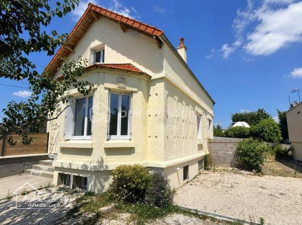 Maison familiale de caractère avec dépendance et jardin – Cerny (91590)

À seulement quelques minutes à pieds des écoles, commerces et transports, découvrez cette charmante maison des années 1930 alliant authenticité, beaux volumes et fort potentiel.

Édifiée sur une parcelle de 571 m², cette maison d’environ 125 m² séduira les familles à la recherche d’un cadre de vie agréable et d’un bien à personnaliser.

Au rez-de-chaussée, une entrée ouvre sur une spacieuse pièce de vie de plus de 35 m², chaleureuse et lumineuse, prolongée par une cuisine ouverte avec accès direct à une terrasse et au jardin. Vous bénéficierez également d’une salle de bains ainsi que d’une chambre en rez de jardin avec accès extérieur.

À l’étage, un palier dessert un bureau ou une chambre, deux chambres de plus de 13m2 , dont une avec mezzanine, ainsi qu’une salle d’eau avec WC.

Le sous-sol accueille un espace buanderie, un atelier et plusieurs espaces de rangement avec un accès direct au jardin.

À l’extérieur, vous profiterez d’un jardin clos, parfaitement adapté aux moments en famille ou entre amis. Une dépendance d’environ 15 m² complète le bien et offre de nombreuses possibilités : studio indépendant, bureau pour télétravail, atelier ou espace professionnel.

Les + du bien

✔ Terrain clos de 571 m²
✔ Grande pièce de vie de plus de 35 m²
✔ 3 chambres + bureau
✔ Dépendance aménageable
✔ Sous-sol avec buanderie, cave et atelier
✔ Double vitrage
✔ Chaudière récente (environ 2 ans)
✔ Quartier calme à proximité des écoles

Quelques travaux de modernisation restent à prévoir (cuisine, salle de bains et dépendance), offrant l’opportunité de créer un intérieur à votre image tout en valorisant le potentiel de cette belle maison.

Une opportunité idéale pour une famille souhaitant s’installer dans un environnement recherché ou pour un acquéreur à la recherche d’un bien offrant de belles possibilités d’évolution.

Une visite s’impose ! Contactez-moi dès aujourd’hui pour découvrir tout le potentiel de cette maison.
