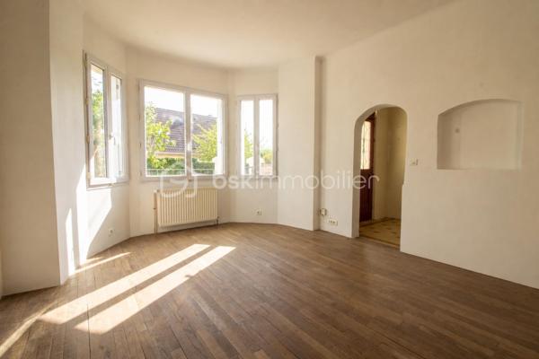 Maison familiale de caractère avec dépendance et jardin – Cerny (91590)

À seulement quelques minutes à pieds des écoles, commerces et transports, découvrez cette charmante maison des années 1930 alliant authenticité, beaux volumes et fort potentiel.

Édifiée sur une parcelle de 571 m², cette maison d’environ 125 m² séduira les familles à la recherche d’un cadre de vie agréable et d’un bien à personnaliser.

Au rez-de-chaussée, une entrée ouvre sur une spacieuse pièce de vie de plus de 35 m², chaleureuse et lumineuse, prolongée par une cuisine ouverte avec accès direct à une terrasse et au jardin. Vous bénéficierez également d’une salle de bains ainsi que d’une chambre en rez de jardin avec accès extérieur.

À l’étage, un palier dessert un bureau ou une chambre, deux chambres de plus de 13m2 , dont une avec mezzanine, ainsi qu’une salle d’eau avec WC.

Le sous-sol accueille un espace buanderie, un atelier et plusieurs espaces de rangement avec un accès direct au jardin.

À l’extérieur, vous profiterez d’un jardin clos, parfaitement adapté aux moments en famille ou entre amis. Une dépendance d’environ 15 m² complète le bien et offre de nombreuses possibilités : studio indépendant, bureau pour télétravail, atelier ou espace professionnel.

Les + du bien

✔ Terrain clos de 571 m²
✔ Grande pièce de vie de plus de 35 m²
✔ 3 chambres + bureau
✔ Dépendance aménageable
✔ Sous-sol avec buanderie, cave et atelier
✔ Double vitrage
✔ Chaudière récente (environ 2 ans)
✔ Quartier calme à proximité des écoles

Quelques travaux de modernisation restent à prévoir (cuisine, salle de bains et dépendance), offrant l’opportunité de créer un intérieur à votre image tout en valorisant le potentiel de cette belle maison.

Une opportunité idéale pour une famille souhaitant s’installer dans un environnement recherché ou pour un acquéreur à la recherche d’un bien offrant de belles possibilités d’évolution.

Une visite s’impose ! Contactez-moi dès aujourd’hui pour découvrir tout le potentiel de cette maison.