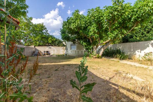 Maison familiale de caractère avec dépendance et jardin – Cerny (91590)

À seulement quelques minutes à pieds des écoles, commerces et transports, découvrez cette charmante maison des années 1930 alliant authenticité, beaux volumes et fort potentiel.

Édifiée sur une parcelle de 571 m², cette maison d’environ 125 m² séduira les familles à la recherche d’un cadre de vie agréable et d’un bien à personnaliser.

Au rez-de-chaussée, une entrée ouvre sur une spacieuse pièce de vie de plus de 35 m², chaleureuse et lumineuse, prolongée par une cuisine ouverte avec accès direct à une terrasse et au jardin. Vous bénéficierez également d’une salle de bains ainsi que d’une chambre en rez de jardin avec accès extérieur.

À l’étage, un palier dessert un bureau ou une chambre, deux chambres de plus de 13m2 , dont une avec mezzanine, ainsi qu’une salle d’eau avec WC.

Le sous-sol accueille un espace buanderie, un atelier et plusieurs espaces de rangement avec un accès direct au jardin.

À l’extérieur, vous profiterez d’un jardin clos, parfaitement adapté aux moments en famille ou entre amis. Une dépendance d’environ 15 m² complète le bien et offre de nombreuses possibilités : studio indépendant, bureau pour télétravail, atelier ou espace professionnel.

Les + du bien

✔ Terrain clos de 571 m²
✔ Grande pièce de vie de plus de 35 m²
✔ 3 chambres + bureau
✔ Dépendance aménageable
✔ Sous-sol avec buanderie, cave et atelier
✔ Double vitrage
✔ Chaudière récente (environ 2 ans)
✔ Quartier calme à proximité des écoles

Quelques travaux de modernisation restent à prévoir (cuisine, salle de bains et dépendance), offrant l’opportunité de créer un intérieur à votre image tout en valorisant le potentiel de cette belle maison.

Une opportunité idéale pour une famille souhaitant s’installer dans un environnement recherché ou pour un acquéreur à la recherche d’un bien offrant de belles possibilités d’évolution.

Une visite s’impose ! Contactez-moi dès aujourd’hui pour découvrir tout le potentiel de cette maison.
