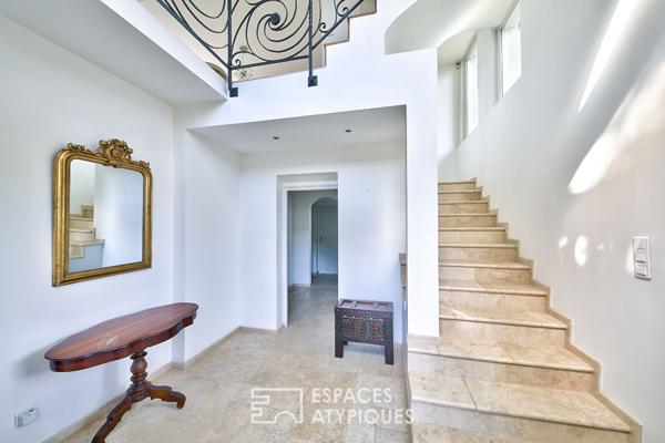 Grande maison lumineuse de style intérieur contemporain sur jardin paysagé