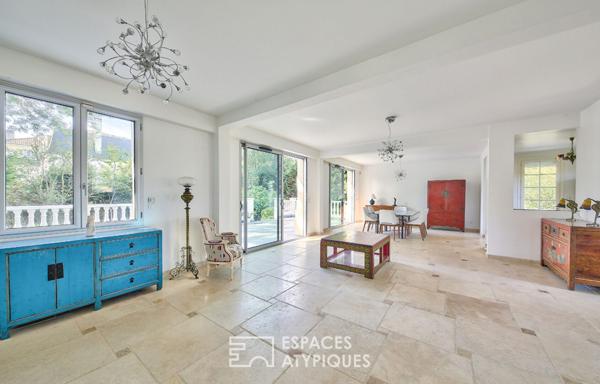 Grande maison lumineuse de style intérieur contemporain sur jardin paysagé