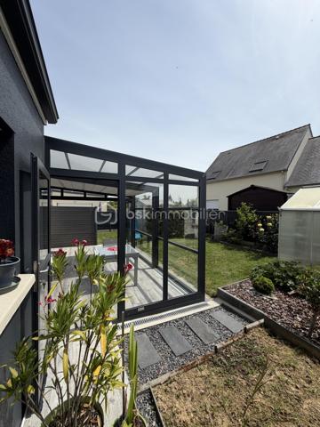 Maison de plein pied située dans un environnement calme, au cœur d'un lotissement recherché.
Implantée sur un terrain de 296m2, elle séduit par sa belle luminosité grâce à une exposition sud, ainsi que par ses espaces de vie agréables et bien agencés.
 
La véranda constitue un véritable atout, offrant un espace supplémentaire ouvert sur le jardin et appréciable tout au long de l'année.
À l'extérieur, vous profiterez d'un jardin soigné, idéal pour les moments de détente en famille ou entre amis.
 
A l'intérieur, vous trouverez :
Un salon/séjour avec cuisine ouverte de 36.34m2
Une première chambre de 9.14m2
Une deuxième chambre de 8.21m2
Une salle de bain
Un WC séparé
Et un dégagement de 2.20m2
Vous trouverez aussi un grenier permettant un espace de rangement conséquent. Enfin, un garage spacieux vient compléter le bien, offrant du rangement supplémentaire et une place de parking intérieur.
 
DPE : C
 
Taxe foncière : 530€