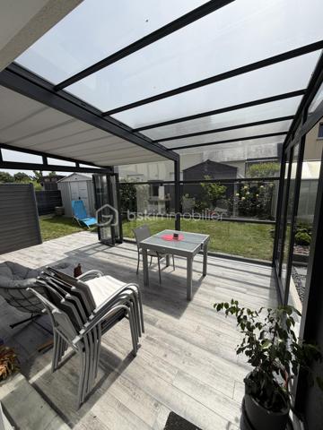 Maison de plein pied située dans un environnement calme, au cœur d'un lotissement recherché.
Implantée sur un terrain de 296m2, elle séduit par sa belle luminosité grâce à une exposition sud, ainsi que par ses espaces de vie agréables et bien agencés.
 
La véranda constitue un véritable atout, offrant un espace supplémentaire ouvert sur le jardin et appréciable tout au long de l'année.
À l'extérieur, vous profiterez d'un jardin soigné, idéal pour les moments de détente en famille ou entre amis.
 
A l'intérieur, vous trouverez :
Un salon/séjour avec cuisine ouverte de 36.34m2
Une première chambre de 9.14m2
Une deuxième chambre de 8.21m2
Une salle de bain
Un WC séparé
Et un dégagement de 2.20m2
Vous trouverez aussi un grenier permettant un espace de rangement conséquent. Enfin, un garage spacieux vient compléter le bien, offrant du rangement supplémentaire et une place de parking intérieur.
 
DPE : C
 
Taxe foncière : 530€