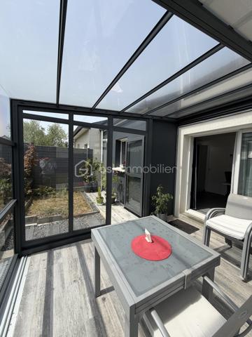 Maison de plein pied située dans un environnement calme, au cœur d'un lotissement recherché.
Implantée sur un terrain de 296m2, elle séduit par sa belle luminosité grâce à une exposition sud, ainsi que par ses espaces de vie agréables et bien agencés.
 
La véranda constitue un véritable atout, offrant un espace supplémentaire ouvert sur le jardin et appréciable tout au long de l'année.
À l'extérieur, vous profiterez d'un jardin soigné, idéal pour les moments de détente en famille ou entre amis.
 
A l'intérieur, vous trouverez :
Un salon/séjour avec cuisine ouverte de 36.34m2
Une première chambre de 9.14m2
Une deuxième chambre de 8.21m2
Une salle de bain
Un WC séparé
Et un dégagement de 2.20m2
Vous trouverez aussi un grenier permettant un espace de rangement conséquent. Enfin, un garage spacieux vient compléter le bien, offrant du rangement supplémentaire et une place de parking intérieur.
 
DPE : C
 
Taxe foncière : 530€