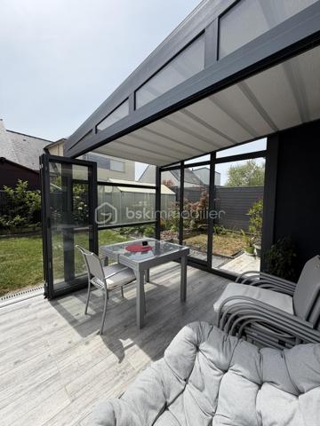 Maison de plein pied située dans un environnement calme, au cœur d'un lotissement recherché.
Implantée sur un terrain de 296m2, elle séduit par sa belle luminosité grâce à une exposition sud, ainsi que par ses espaces de vie agréables et bien agencés.
 
La véranda constitue un véritable atout, offrant un espace supplémentaire ouvert sur le jardin et appréciable tout au long de l'année.
À l'extérieur, vous profiterez d'un jardin soigné, idéal pour les moments de détente en famille ou entre amis.
 
A l'intérieur, vous trouverez :
Un salon/séjour avec cuisine ouverte de 36.34m2
Une première chambre de 9.14m2
Une deuxième chambre de 8.21m2
Une salle de bain
Un WC séparé
Et un dégagement de 2.20m2
Vous trouverez aussi un grenier permettant un espace de rangement conséquent. Enfin, un garage spacieux vient compléter le bien, offrant du rangement supplémentaire et une place de parking intérieur.
 
DPE : C
 
Taxe foncière : 530€