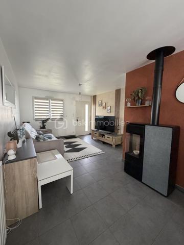 Maison de plein pied située dans un environnement calme, au cœur d'un lotissement recherché.
Implantée sur un terrain de 296m2, elle séduit par sa belle luminosité grâce à une exposition sud, ainsi que par ses espaces de vie agréables et bien agencés.
 
La véranda constitue un véritable atout, offrant un espace supplémentaire ouvert sur le jardin et appréciable tout au long de l'année.
À l'extérieur, vous profiterez d'un jardin soigné, idéal pour les moments de détente en famille ou entre amis.
 
A l'intérieur, vous trouverez :
Un salon/séjour avec cuisine ouverte de 36.34m2
Une première chambre de 9.14m2
Une deuxième chambre de 8.21m2
Une salle de bain
Un WC séparé
Et un dégagement de 2.20m2
Vous trouverez aussi un grenier permettant un espace de rangement conséquent. Enfin, un garage spacieux vient compléter le bien, offrant du rangement supplémentaire et une place de parking intérieur.
 
DPE : C
 
Taxe foncière : 530€