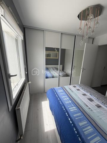 Maison de plein pied située dans un environnement calme, au cœur d'un lotissement recherché.
Implantée sur un terrain de 296m2, elle séduit par sa belle luminosité grâce à une exposition sud, ainsi que par ses espaces de vie agréables et bien agencés.
 
La véranda constitue un véritable atout, offrant un espace supplémentaire ouvert sur le jardin et appréciable tout au long de l'année.
À l'extérieur, vous profiterez d'un jardin soigné, idéal pour les moments de détente en famille ou entre amis.
 
A l'intérieur, vous trouverez :
Un salon/séjour avec cuisine ouverte de 36.34m2
Une première chambre de 9.14m2
Une deuxième chambre de 8.21m2
Une salle de bain
Un WC séparé
Et un dégagement de 2.20m2
Vous trouverez aussi un grenier permettant un espace de rangement conséquent. Enfin, un garage spacieux vient compléter le bien, offrant du rangement supplémentaire et une place de parking intérieur.
 
DPE : C
 
Taxe foncière : 530€