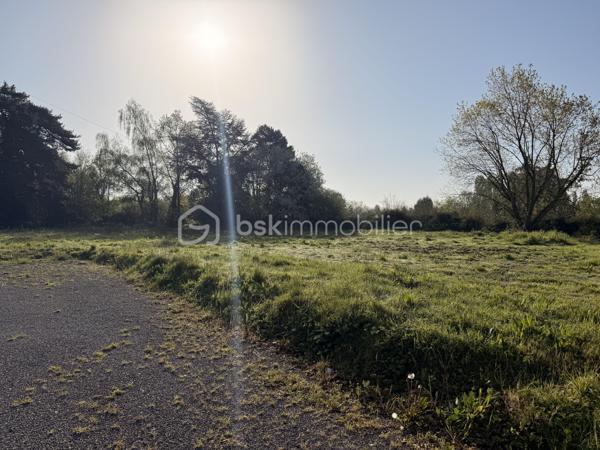 DERNIÈRE OPPORTUNITÉ sur le secteur !

Situé dans un environnement calme et verdoyant à Cesson-Sévigné, ce terrain viabilisé de 725 m² bénéficie d’un emplacement stratégique à deux pas du pôle en plein essor de ViaSilva.

Ce qui le rend unique :

- Métro Viasilva à proximité immédiate → accès direct à Rennes
- Cadre naturel recherché → tranquillité + qualité de vie
- Futures écoles à proximité → idéal famille / investissement
- Déjà viabilisé → projet prêt à démarrer

Premier arrivé, premier servi. Contactez moi rapidement.