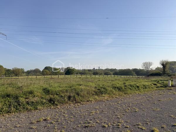 DERNIÈRE OPPORTUNITÉ sur le secteur !

Situé dans un environnement calme et verdoyant à Cesson-Sévigné, ce terrain viabilisé de 725 m² bénéficie d’un emplacement stratégique à deux pas du pôle en plein essor de ViaSilva.

Ce qui le rend unique :

- Métro Viasilva à proximité immédiate → accès direct à Rennes
- Cadre naturel recherché → tranquillité + qualité de vie
- Futures écoles à proximité → idéal famille / investissement
- Déjà viabilisé → projet prêt à démarrer

Premier arrivé, premier servi. Contactez moi rapidement.