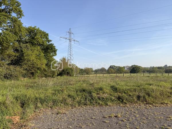 DERNIÈRE OPPORTUNITÉ sur le secteur !

Situé dans un environnement calme et verdoyant à Cesson-Sévigné, ce terrain viabilisé de 725 m² bénéficie d’un emplacement stratégique à deux pas du pôle en plein essor de ViaSilva.

Ce qui le rend unique :

- Métro Viasilva à proximité immédiate → accès direct à Rennes
- Cadre naturel recherché → tranquillité + qualité de vie
- Futures écoles à proximité → idéal famille / investissement
- Déjà viabilisé → projet prêt à démarrer

Premier arrivé, premier servi. Contactez moi rapidement.