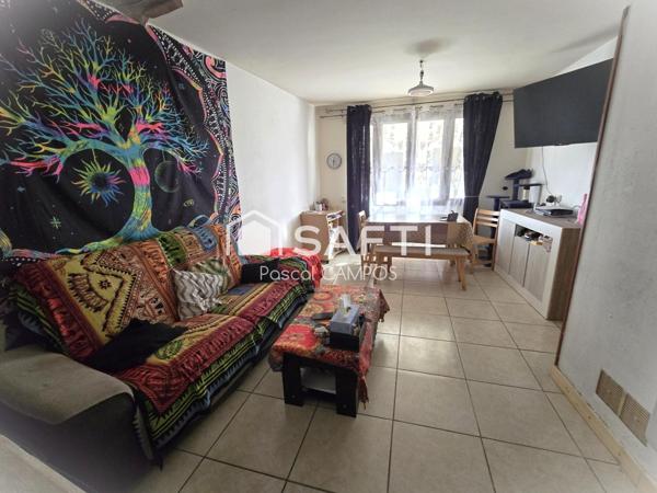 Maison de village avec jardin et garage.