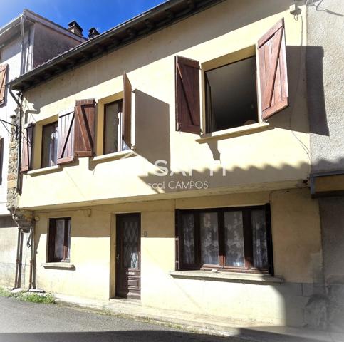 Maison de village avec jardin et garage.