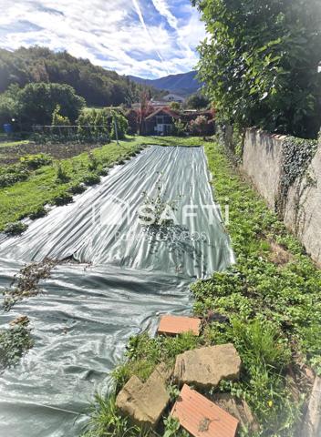 Maison de village avec jardin et garage.