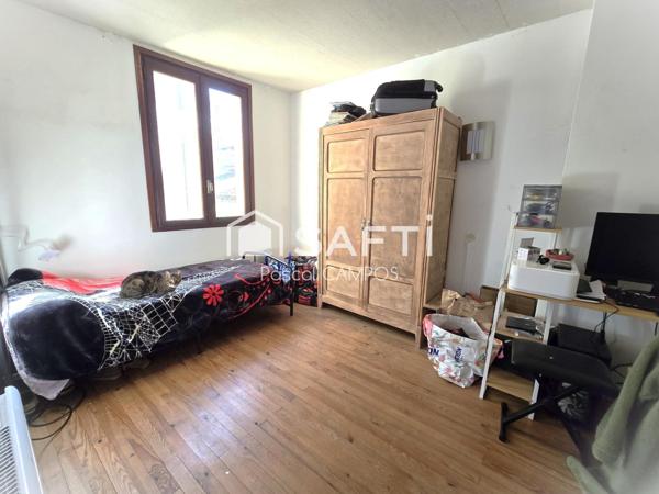 Maison de village avec jardin et garage.