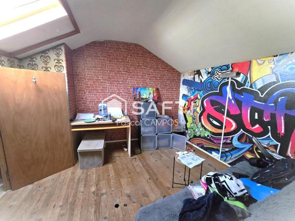 Maison de village avec jardin et garage.