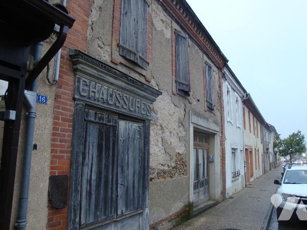 VILLEFRANCHE D'ALBIGEOIS : Immeuble historique, 14 route de Millau T9, 148 m2. avec jardin attenant.