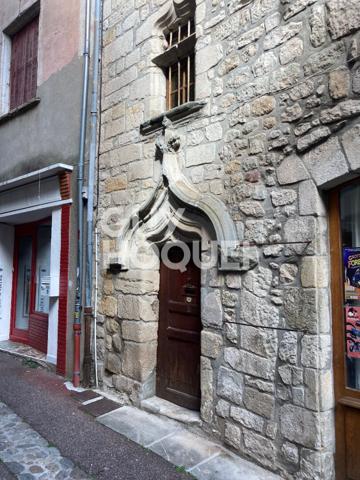 immeuble remarquable dans village médiéval