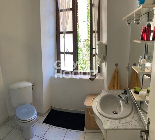 immeuble remarquable dans village médiéval