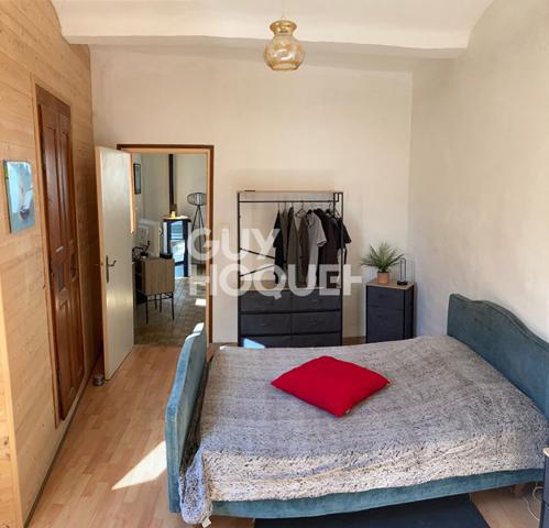 immeuble remarquable dans village médiéval