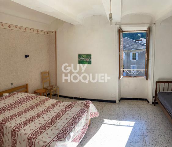 immeuble remarquable dans village médiéval