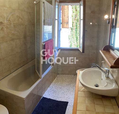 immeuble remarquable dans village médiéval