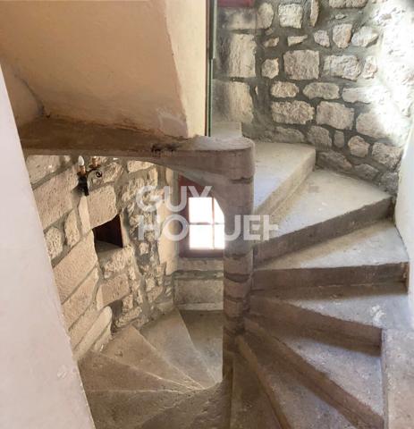 immeuble remarquable dans village médiéval