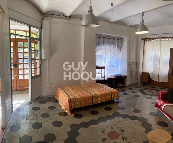 immeuble remarquable dans village médiéval