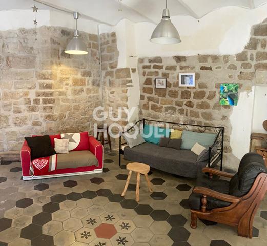 immeuble remarquable dans village médiéval