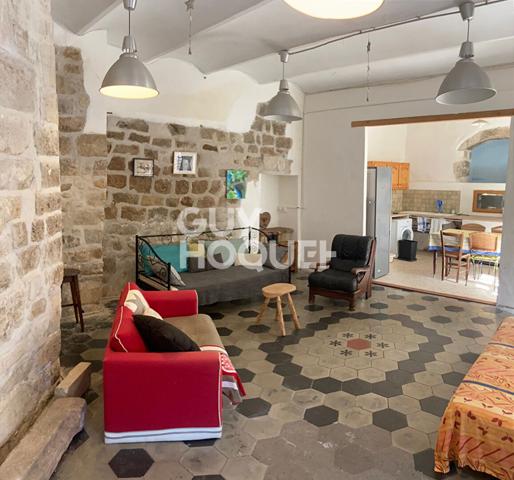 immeuble remarquable dans village médiéval