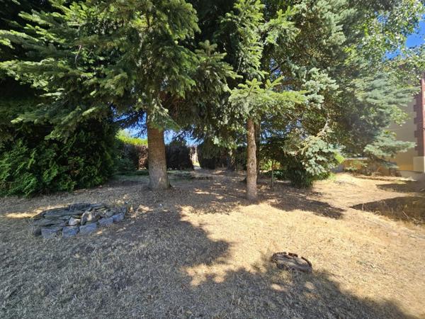 Maison à vendre 5 pièces 102 m² avec terrain de 879m² avec garages PANISSIERES (42)