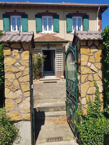 Maison à vendre 5 pièces 102 m² avec terrain de 879m² avec garages PANISSIERES (42)