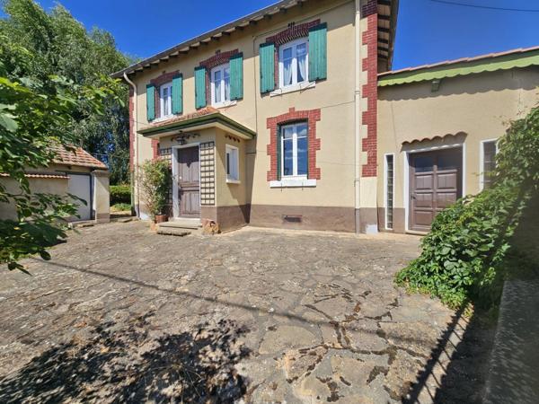 Maison à vendre 5 pièces 102 m² avec terrain de 879m² avec garages PANISSIERES (42)