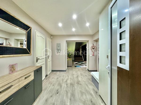 Située à Fublaines, dans un environnement calme et verdoyant, à seulement 5 min de Trilport et 7 min de Nanteuil-lès-Meaux, découvrez cette maison d’architecte aux volumes généreux développant environ 190 m² habitables, avec combles aménageables (50 m²).
Écoles sur place, gare pour Paris et commodités à proximité, bus accessible à pied et collège par voie verte. Un cadre exceptionnel !

Implantée sur une parcelle de plus de 3 500 m² en zone constructible, cette propriété offre : aucun vis-à-vis, vue dégagée sur la vallée, exposition idéale, accès par rond-point privatif

- Rez-de-chaussée : Entrée avec sas et hall. WC indépendant. Grande pièce de vie lumineuse avec poêle à bois. Cuisine aménagée et équipée avec espace snack. Véranda. Accès direct aux terrasses en béton imprimé. Suite parentale (chambre, dressing, salle de bains avec douche, baignoire et WC)

- Étage : 4 grandes chambres dont 3 avec loggia. Salle de bains. WC indépendant

- Combles : Isolés et aménageables
- Sous-sol total : Garage, atelier, cave, buanderie, salle cinéma

Prestations : Dépendance type garage avec carport. Triple vitrage. Volets roulants électriques. Domotique. Portail motorisé. Espace jacuzzi (dôme)

Les + : Maison évolutive avec fort potentiel. Grande parcelle paysagée avec accès piéton en fond de terrain. Environnement calme et recherché. Idéal grande famille

À visiter sans tarder ! Bien rare sur le secteur.