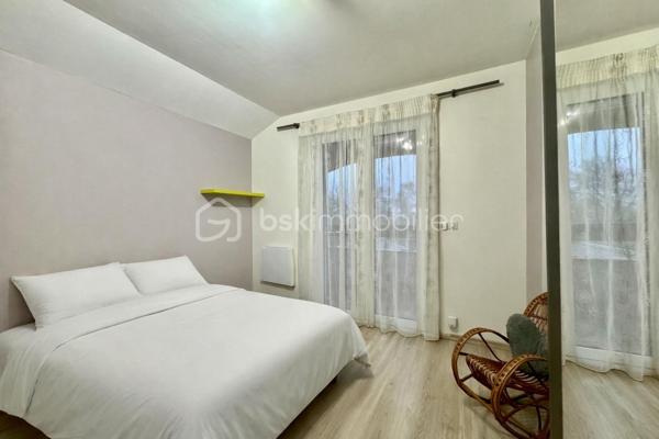 Située à Fublaines, dans un environnement calme et verdoyant, à seulement 5 min de Trilport et 7 min de Nanteuil-lès-Meaux, découvrez cette maison d’architecte aux volumes généreux développant environ 190 m² habitables, avec combles aménageables (50 m²).
Écoles sur place, gare pour Paris et commodités à proximité, bus accessible à pied et collège par voie verte. Un cadre exceptionnel !

Implantée sur une parcelle de plus de 3 500 m² en zone constructible, cette propriété offre : aucun vis-à-vis, vue dégagée sur la vallée, exposition idéale, accès par rond-point privatif

- Rez-de-chaussée : Entrée avec sas et hall. WC indépendant. Grande pièce de vie lumineuse avec poêle à bois. Cuisine aménagée et équipée avec espace snack. Véranda. Accès direct aux terrasses en béton imprimé. Suite parentale (chambre, dressing, salle de bains avec douche, baignoire et WC)

- Étage : 4 grandes chambres dont 3 avec loggia. Salle de bains. WC indépendant

- Combles : Isolés et aménageables
- Sous-sol total : Garage, atelier, cave, buanderie, salle cinéma

Prestations : Dépendance type garage avec carport. Triple vitrage. Volets roulants électriques. Domotique. Portail motorisé. Espace jacuzzi (dôme)

Les + : Maison évolutive avec fort potentiel. Grande parcelle paysagée avec accès piéton en fond de terrain. Environnement calme et recherché. Idéal grande famille

À visiter sans tarder ! Bien rare sur le secteur.