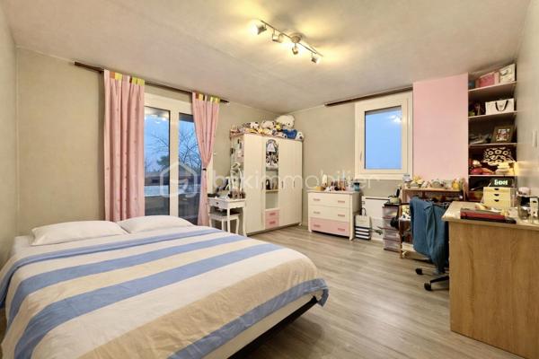Située à Fublaines, dans un environnement calme et verdoyant, à seulement 5 min de Trilport et 7 min de Nanteuil-lès-Meaux, découvrez cette maison d’architecte aux volumes généreux développant environ 190 m² habitables, avec combles aménageables (50 m²).
Écoles sur place, gare pour Paris et commodités à proximité, bus accessible à pied et collège par voie verte. Un cadre exceptionnel !

Implantée sur une parcelle de plus de 3 500 m² en zone constructible, cette propriété offre : aucun vis-à-vis, vue dégagée sur la vallée, exposition idéale, accès par rond-point privatif

- Rez-de-chaussée : Entrée avec sas et hall. WC indépendant. Grande pièce de vie lumineuse avec poêle à bois. Cuisine aménagée et équipée avec espace snack. Véranda. Accès direct aux terrasses en béton imprimé. Suite parentale (chambre, dressing, salle de bains avec douche, baignoire et WC)

- Étage : 4 grandes chambres dont 3 avec loggia. Salle de bains. WC indépendant

- Combles : Isolés et aménageables
- Sous-sol total : Garage, atelier, cave, buanderie, salle cinéma

Prestations : Dépendance type garage avec carport. Triple vitrage. Volets roulants électriques. Domotique. Portail motorisé. Espace jacuzzi (dôme)

Les + : Maison évolutive avec fort potentiel. Grande parcelle paysagée avec accès piéton en fond de terrain. Environnement calme et recherché. Idéal grande famille

À visiter sans tarder ! Bien rare sur le secteur.