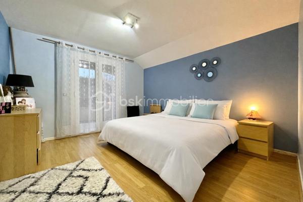 Située à Fublaines, dans un environnement calme et verdoyant, à seulement 5 min de Trilport et 7 min de Nanteuil-lès-Meaux, découvrez cette maison d’architecte aux volumes généreux développant environ 190 m² habitables, avec combles aménageables (50 m²).
Écoles sur place, gare pour Paris et commodités à proximité, bus accessible à pied et collège par voie verte. Un cadre exceptionnel !

Implantée sur une parcelle de plus de 3 500 m² en zone constructible, cette propriété offre : aucun vis-à-vis, vue dégagée sur la vallée, exposition idéale, accès par rond-point privatif

- Rez-de-chaussée : Entrée avec sas et hall. WC indépendant. Grande pièce de vie lumineuse avec poêle à bois. Cuisine aménagée et équipée avec espace snack. Véranda. Accès direct aux terrasses en béton imprimé. Suite parentale (chambre, dressing, salle de bains avec douche, baignoire et WC)

- Étage : 4 grandes chambres dont 3 avec loggia. Salle de bains. WC indépendant

- Combles : Isolés et aménageables
- Sous-sol total : Garage, atelier, cave, buanderie, salle cinéma

Prestations : Dépendance type garage avec carport. Triple vitrage. Volets roulants électriques. Domotique. Portail motorisé. Espace jacuzzi (dôme)

Les + : Maison évolutive avec fort potentiel. Grande parcelle paysagée avec accès piéton en fond de terrain. Environnement calme et recherché. Idéal grande famille

À visiter sans tarder ! Bien rare sur le secteur.